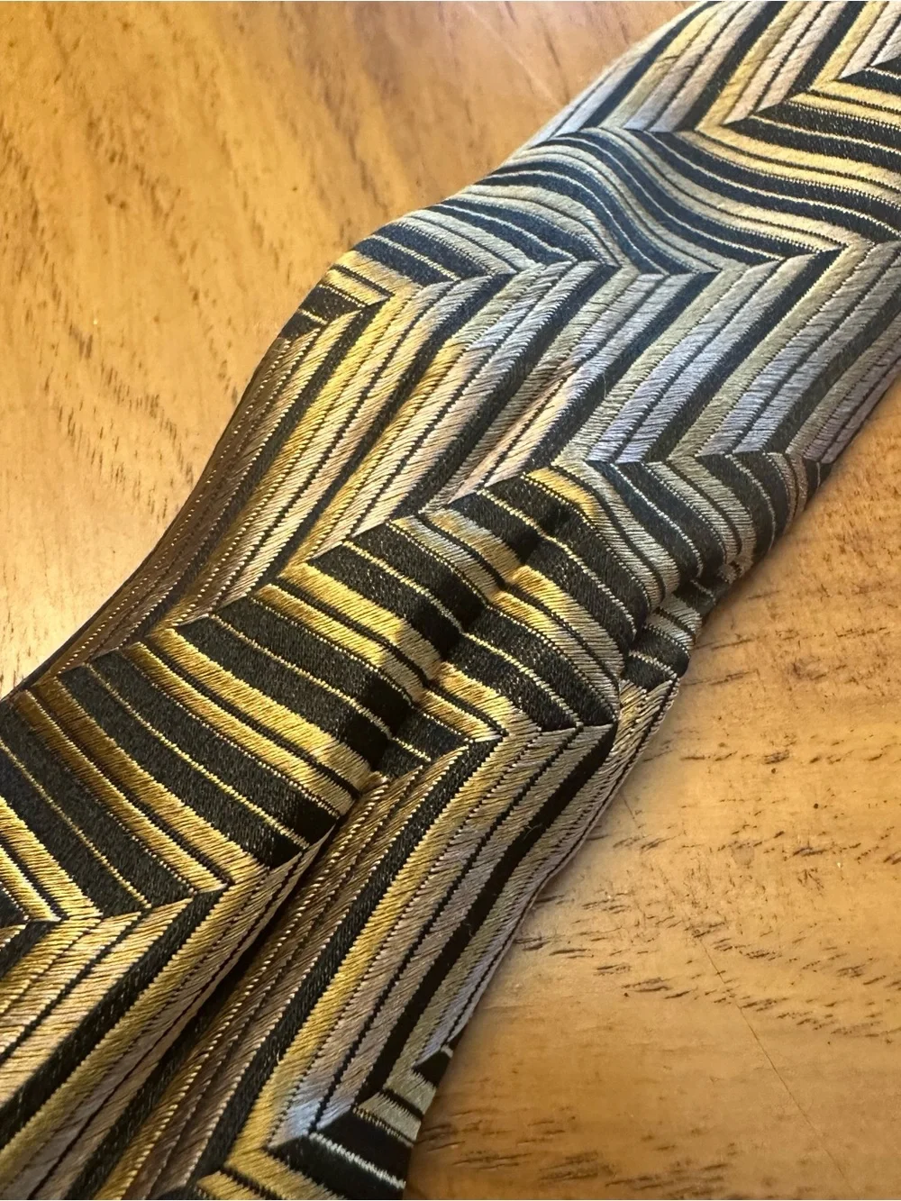 Benedetto 100% SILK Men's Designer Geometric Tie Gold Black Chevron Pattern